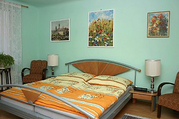 Ferienwohnung in Wien - Schlafzimmer mit Doppelbett und Einzelbett