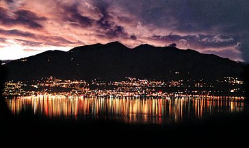 Ferienwohnung in Vira-Gambarogno - Nachtpanorama Richtung Locarno