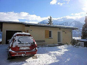 Ferienwohnung in Guttet-Feschel - Nordansicht mit Parkplatz