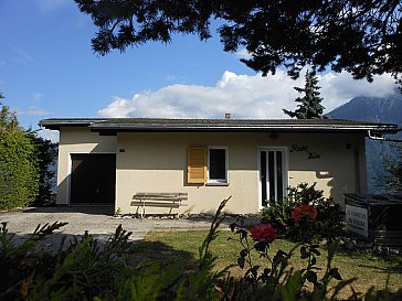 Ferienwohnung in Guttet-Feschel - Nordansicht Parkplatz mit Garage