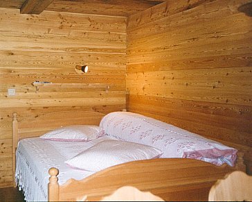 Ferienwohnung in Saas-Almagell - Stube mit Bett für 2 Personen