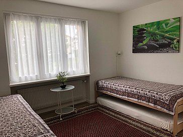 Ferienwohnung in Rapperswil - Schlafzimmer mit Raumsparbett