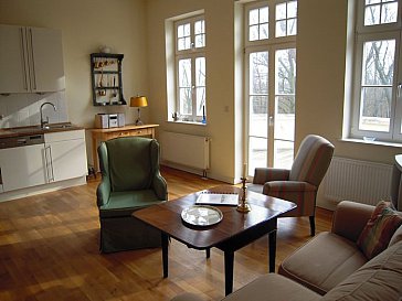 Ferienwohnung in Neuenkirchen - Wohnung 7 Wohnzimmer und Ausblick zum Balkon