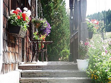 Ferienwohnung in Göriach-Mariapfarr - Eingangsbereich Haus Hubertus mit Blumen