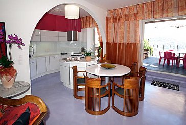 Ferienhaus in Le Trayas - Küche mit angrenzender Terrasse