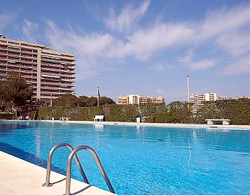 Ferienwohnung in Mandelieu la Napoule - Für eine Erfrischung sorgt ein grosser Pool