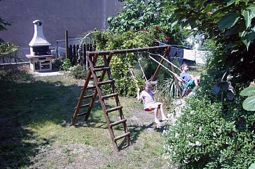 Ferienhaus in Valros - Schaukel und Grill im Garten