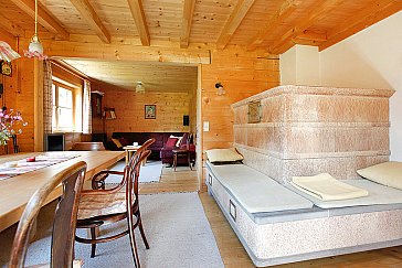 Ferienhaus in Schruns-Tschagguns - Grosser Kachelofen mit warmer Ofenbank