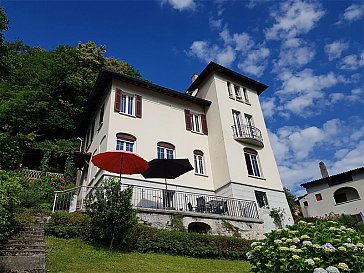 Ferienhaus in Caslano - Hausansicht Seeseite, Gartenseite, Sonnenterrasse