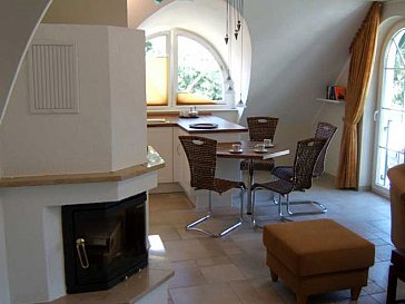 Ferienwohnung in Ostseeheilbad Zingst - Wohnzimmer mit Kamin