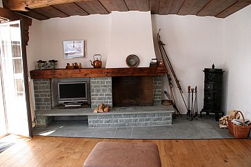 Ferienwohnung in Klosters - Wohnzimmer mit Kamin