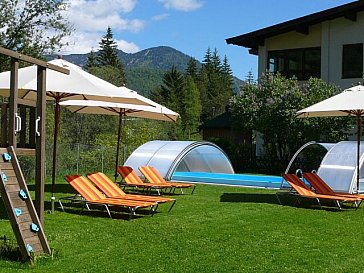 Ferienwohnung in St. Ulrich am Pillersee - Liegewiese mit Schwimmbad
