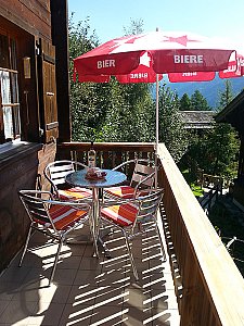 Ferienhaus in Bellwald - Balkon mit freiem Panoramablick auf die Berge