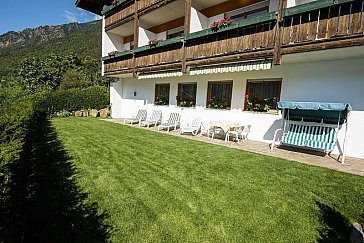 Ferienwohnung in Kastelbell-Tschars - Liegestühle im Garten