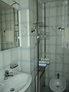 Ferienhaus in La Turbie - Badezimmer mit Wanne und Bidet