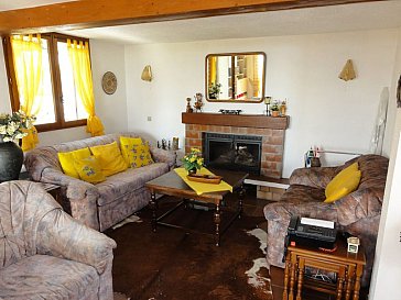 Ferienhaus in La Turbie - Wohnzimmer mit Couchgarnitur und Kamin