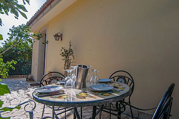 Ferienhaus in Noto - Auf der Terrasse mit Blick zum Garten