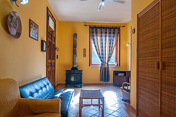 Ferienhaus in Noto - Im Wohnzimmer sorgt ein Holzofen für Behaglichkeit