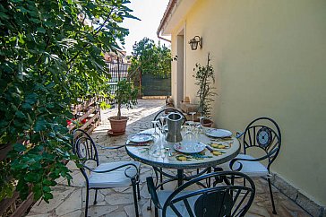 Ferienhaus in Noto - ... als auch vor dem Haus können Sie relaxen