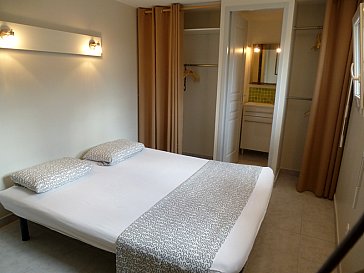 Ferienhaus in St. Pierre la Mer - Schlafzimmer mit Doppelbett