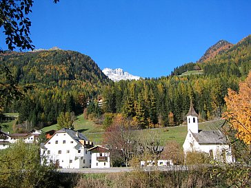 Ferienwohnung in Steinhaus - Unser Ansitz mit Kapelle im Herbst