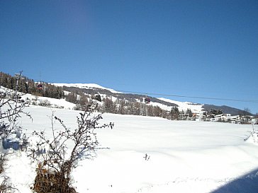 Ferienwohnung in Scuol - Nordseite vom Haus, Richtung Bergbahn