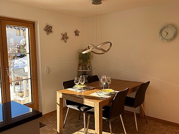 Ferienwohnung in Scuol - Grosser Massivholztisch mit Lederstühlen.