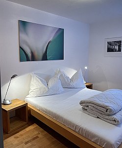 Ferienwohnung in Sent - Schlafzimmer mit franz. Bett 160x200 cm