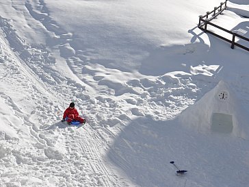 Ferienwohnung in Grächen - Spielen neben dem Chalet Goldblick im Schnee