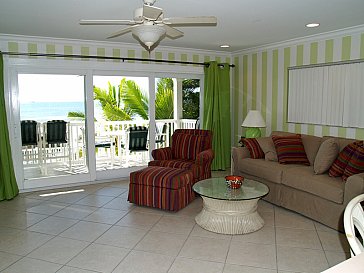 Ferienwohnung in Redington Shores - Wohnzimmer mit Balkon