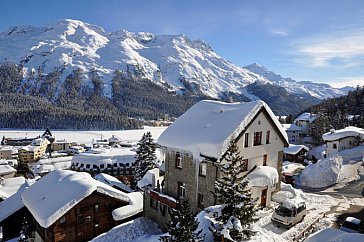 Ferienwohnung in St. Moritz - ... und das umliegende Gebirge