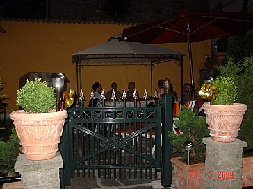 Ferienhaus in Brione sopra Minusio - Abendstimmung auf der Hof-Terrasse