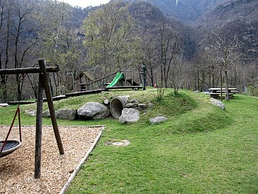 Ferienhaus in Avegno - Spielplatz mit Ballspielfeld