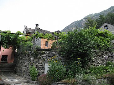 Ferienhaus in Avegno - Casa Toni vom Parkplatz gesehen