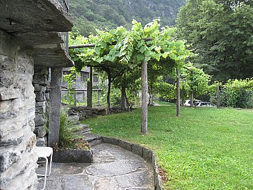 Ferienhaus in Avegno - Sonnige Spielwiese, mit Schatten