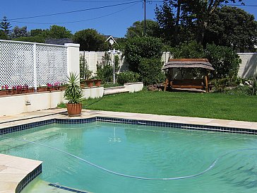 Ferienwohnung in Kapstadt-Constantia - Constantia Cottages - Swimming Pool / Main Garden