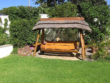 Ferienwohnung in Kapstadt-Constantia - Constantia Cottages - Main Garden / Swing Bench