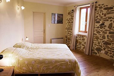 Ferienhaus in Sonnac sur l'Hers - Eins der Schlafzimmer mit anliegendem Badezimmer