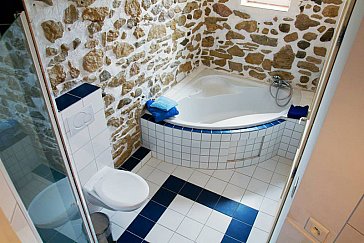 Ferienhaus in Sonnac sur l'Hers - Badezimmer (Wanne, Dusche, Waschbecken, Toilette)