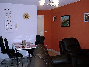 Ferienwohnung in Carcassonne - Essecke und Eingang im Hintergrund