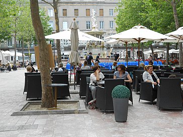 Ferienwohnung in Carcassonne - Nach dem Einkaufen ausruhen auf dem Place Canot