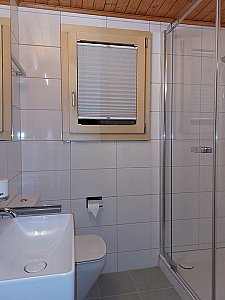 Ferienhaus in Bettmeralp - Dusche/WC mit Waschmaschine/Tumbler