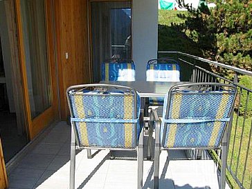 Ferienwohnung in Scuol - Balkon mit Tisch und Stühlen