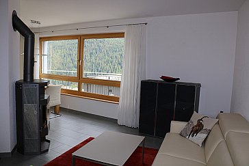 Ferienwohnung in Scuol - Wohnzimmer mit Schwedenofen