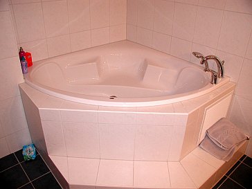 Ferienwohnung in Leukerbad - Grosse Badewanne zum Entspannen