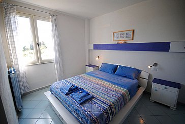 Ferienwohnung in Orosei - Schlafzimmer mit Doppelbett und eigenem Bad