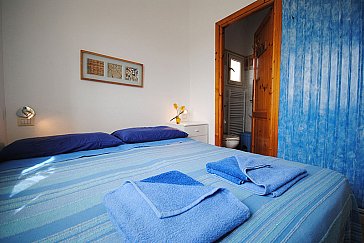 Ferienwohnung in Orosei - Schlafzimmer mit Doppelbett und eigenem Bad