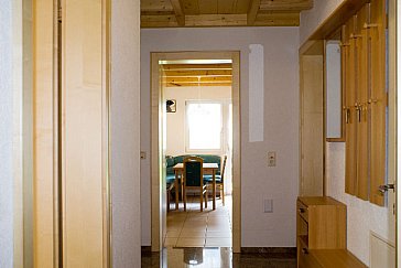 Ferienwohnung in St. Gallenkirch - Garderobe mit Blick in die Wohnküche