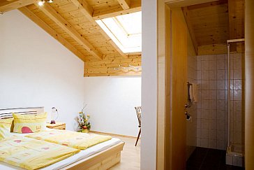 Ferienwohnung in St. Gallenkirch - Doppelbettzimmer mit Blick in die Dusche