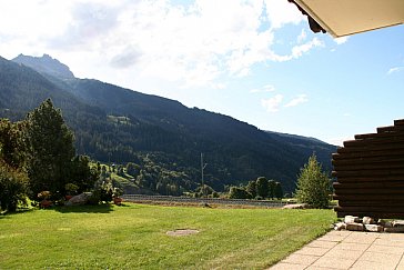 Ferienwohnung in Klosters - Gartensitzplatz